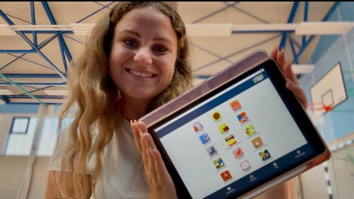 Lehrerpfoten zeigt LessonPrep auf einem Tablet in der Sporthalle