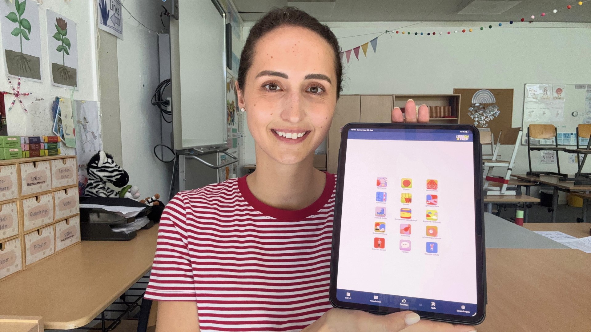 Rosa zeigt LessonPrep auf einem Tablet im Klassenzimmer